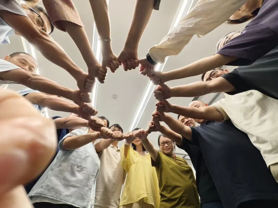 破冰暖身：40余位企业家围圈而立，身体先于头脑进入状态